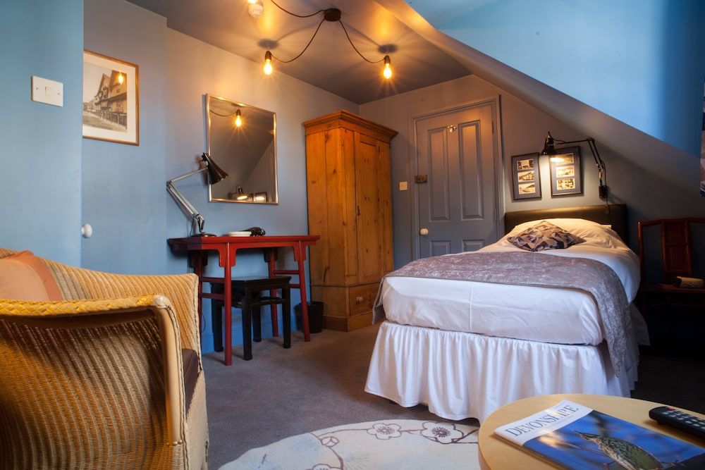 Hill View House Superior Single Room, Ensuite (Second floor dormer) 4