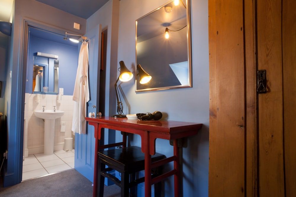 Hill View House Superior Single Room, Ensuite (Second floor dormer) 5