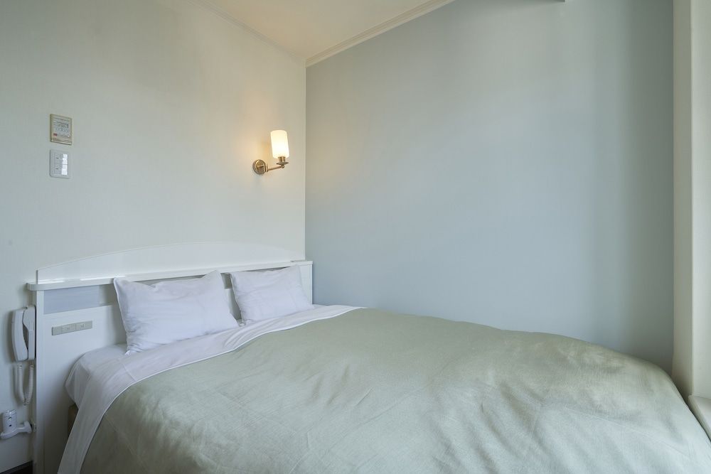 Double Room, Smoking