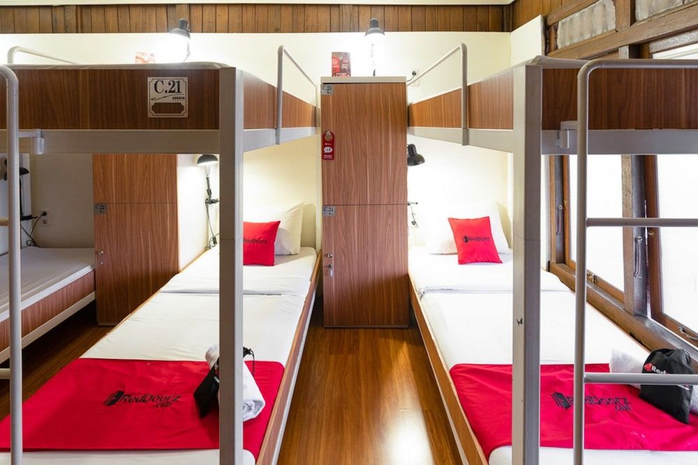 Shared Dormitory, Men only
