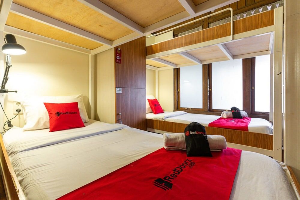 Shared Dormitory, Men only