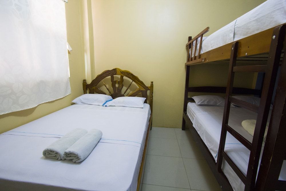 Hostal Alcazaba Quadruple Room 4