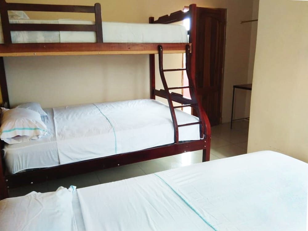 Hostal Alcazaba Quadruple Room 2