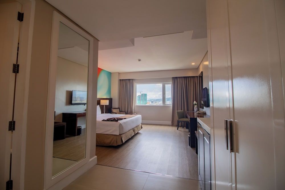 Harolds Hotel CEBU Deluxe Room, 1 King Bed 11