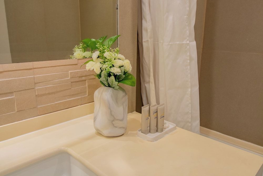 Harolds Hotel CEBU Deluxe Room, 1 King Bed 14