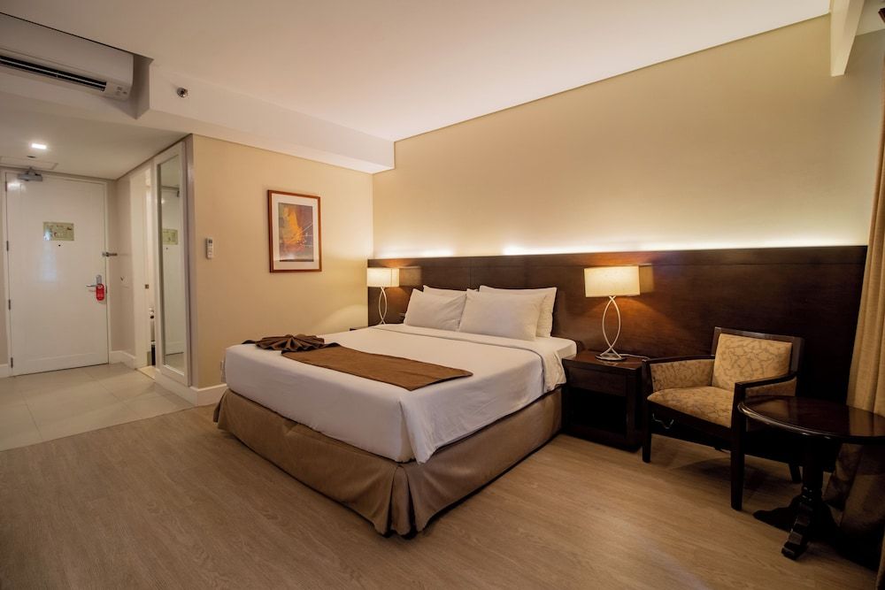 Harolds Hotel CEBU Deluxe Room, 1 King Bed 2