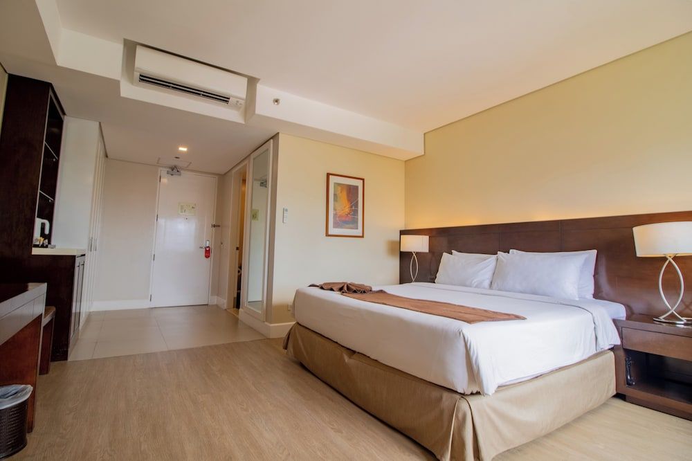 Harolds Hotel CEBU Deluxe Room, 1 King Bed 9