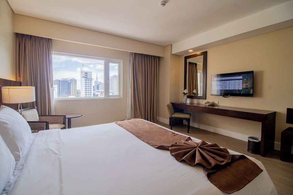 Harolds Hotel CEBU Deluxe Room, 1 King Bed 7