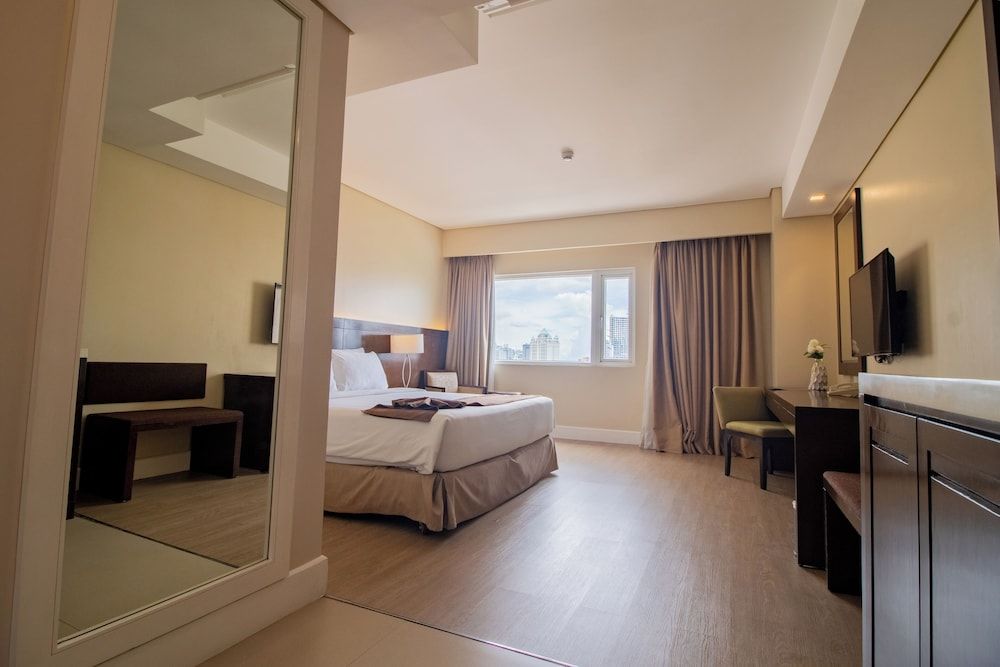 Harolds Hotel CEBU Deluxe Room, 1 King Bed 8