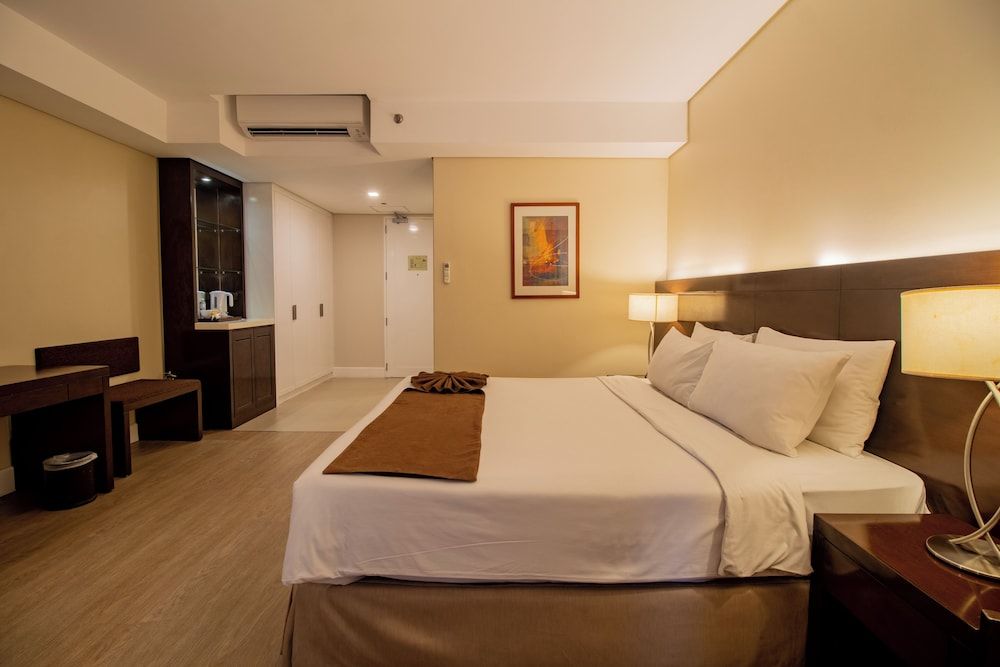 Harolds Hotel CEBU Deluxe Room, 1 King Bed 5