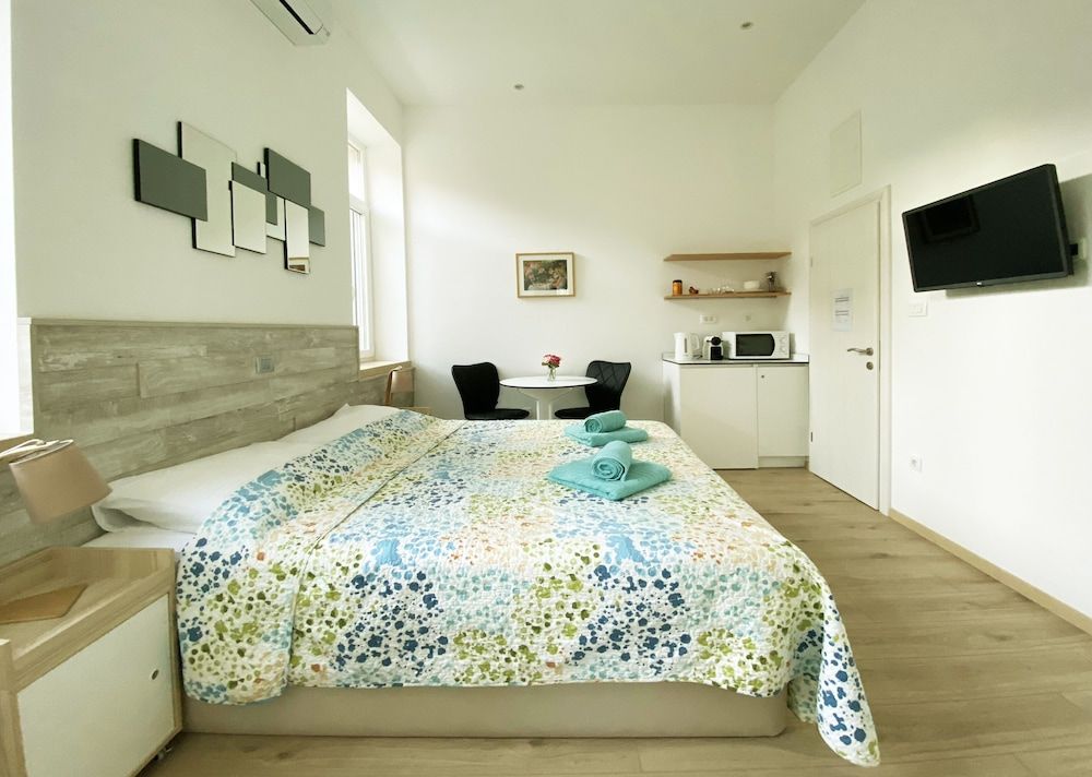 undefined En-suite Rose on Rokova Street 10