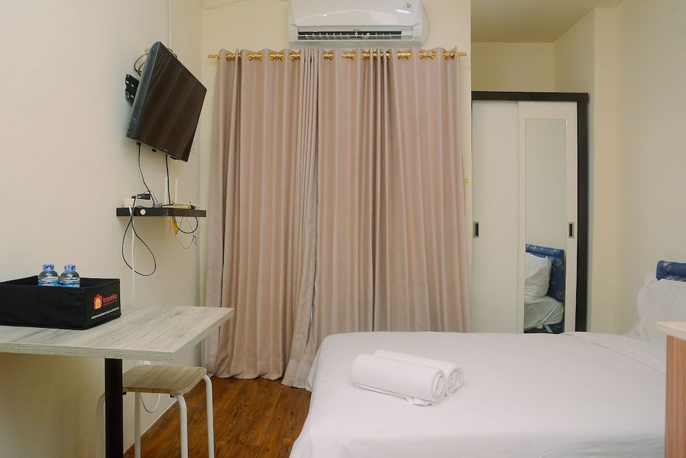 undefined Cozy and Stylish Studio Green Pramuka Apartment near Mall 3