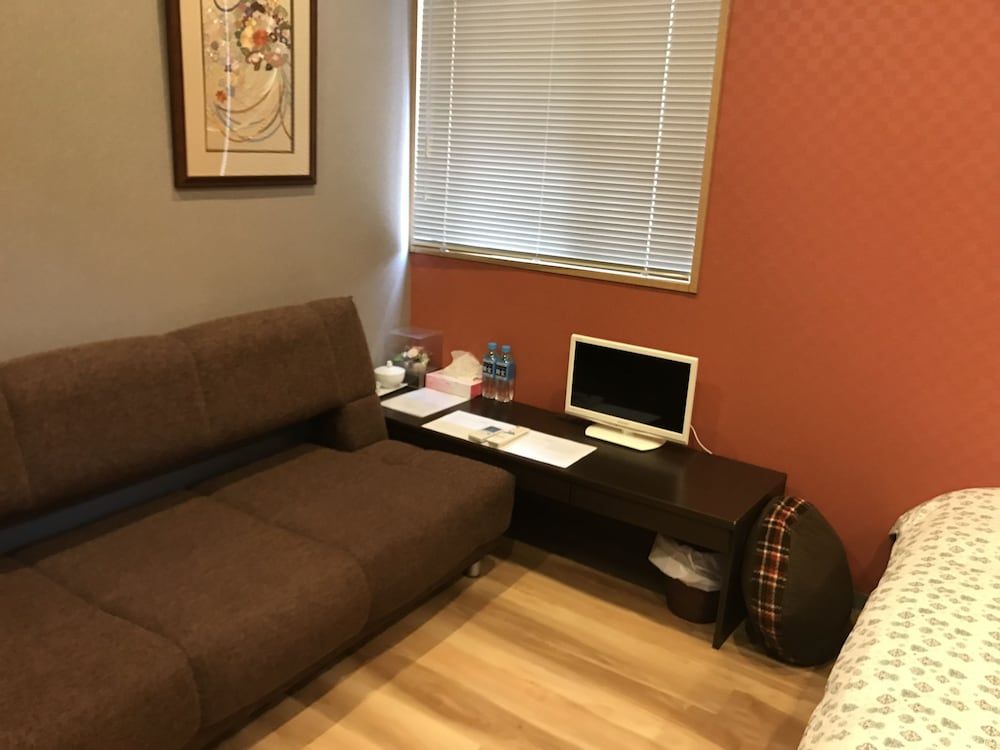 Career Corporation Queen Bed Room Non Smoking Check-in 12-7pm Must contact arrival time 3