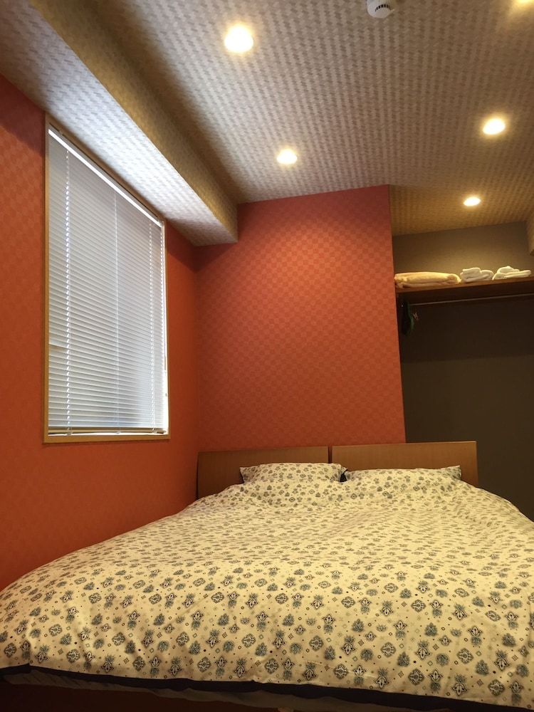 Career Corporation Queen Bed Room Non Smoking Check-in 12-7pm Must contact arrival time 2