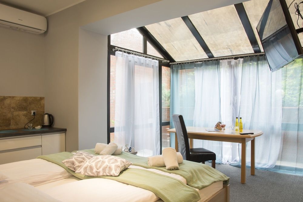 Room, Garden View