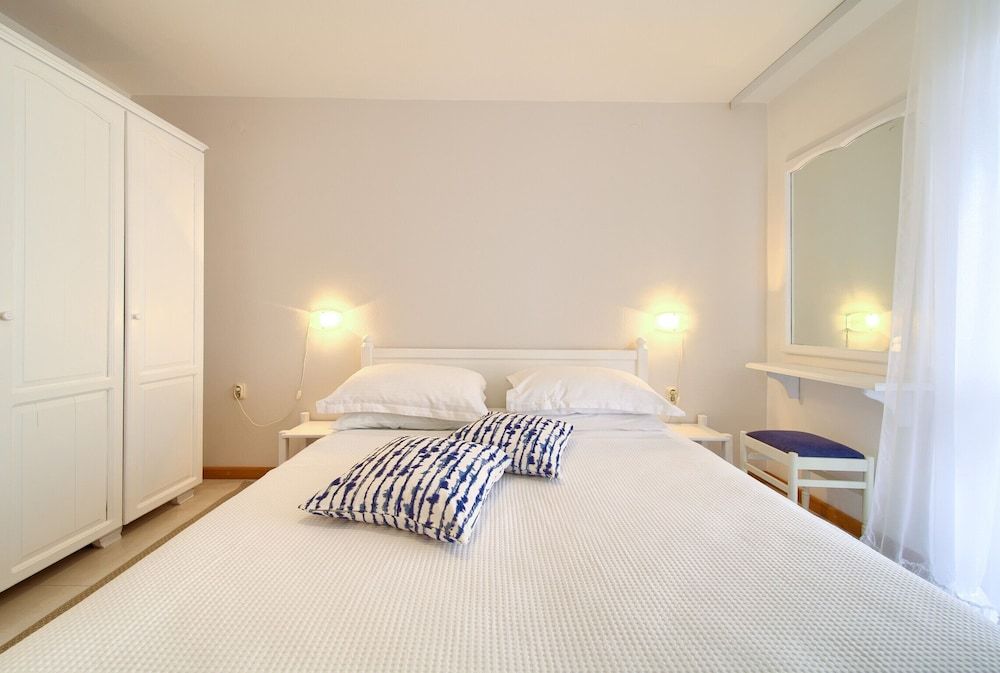 Basic Apartment (2)