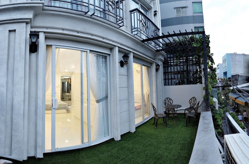 undefined Smiley Apartment 8 8