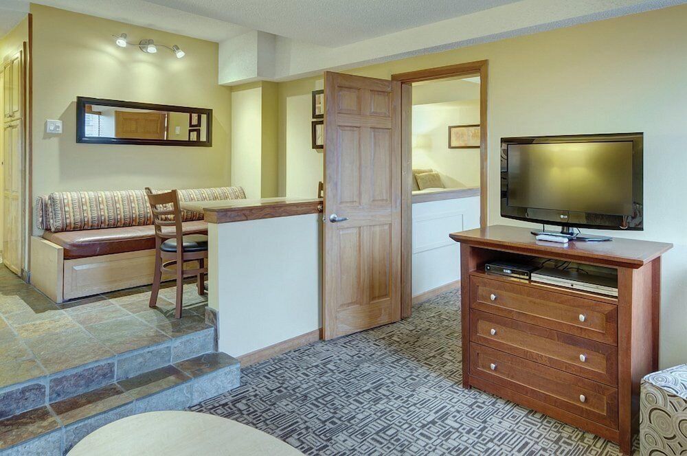 Mountain Side Hotel Whistler by Executive Mountain Lodge One Bedroom Suite 4