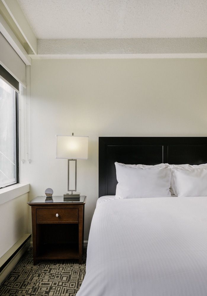 Mountain Side Hotel Whistler by Executive Studio, Mountainside 2