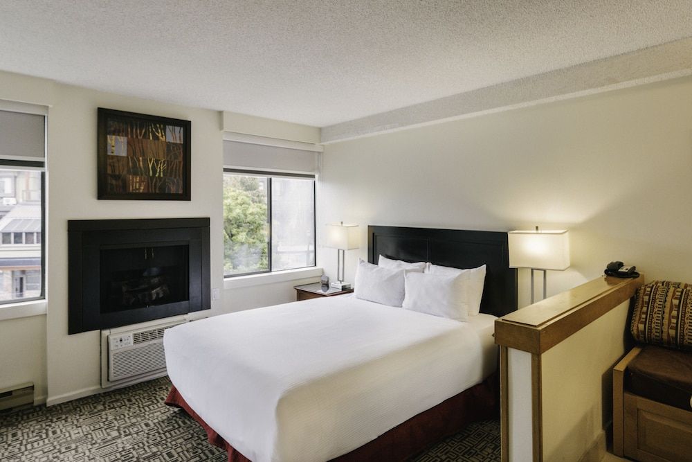 Mountain Side Hotel Whistler by Executive Studio, Mountainside 3