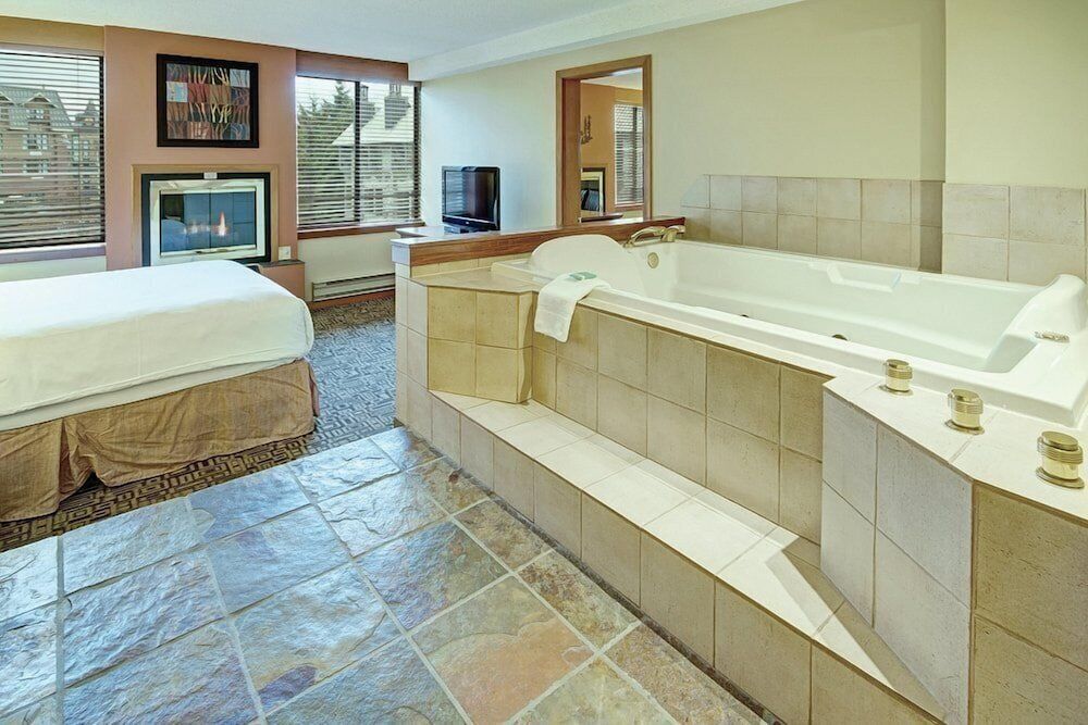 Mountain Side Hotel Whistler by Executive Mountain Lodge One Bedroom Suite 3