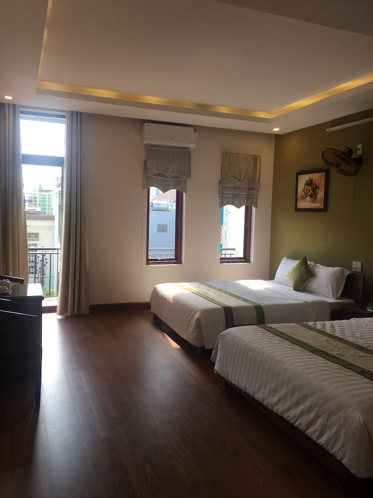 Phuong Quang Hotel Family Room 2