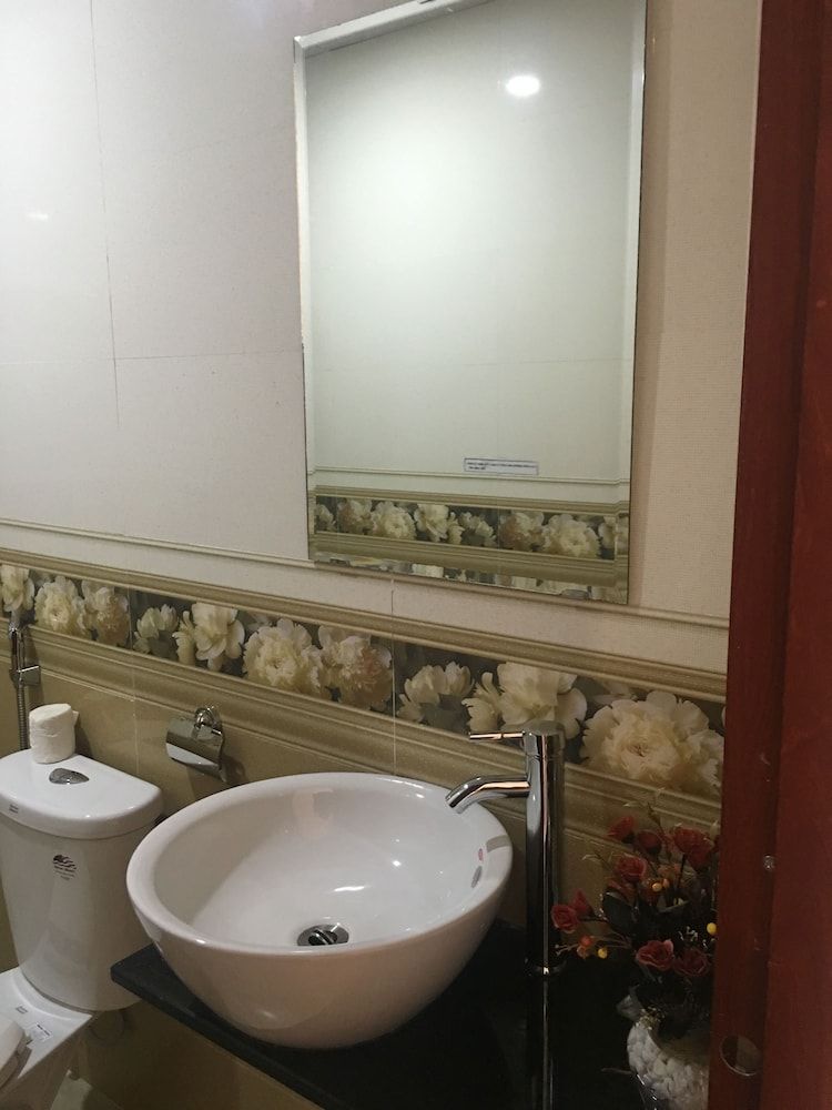 Phuong Quang Hotel Family Room 7