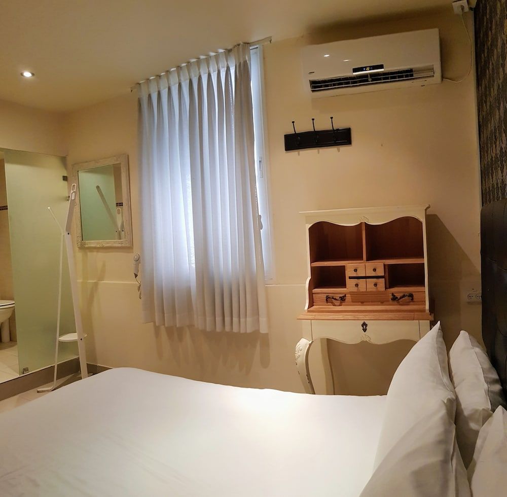 Central Hotel Double or Twin Room 10