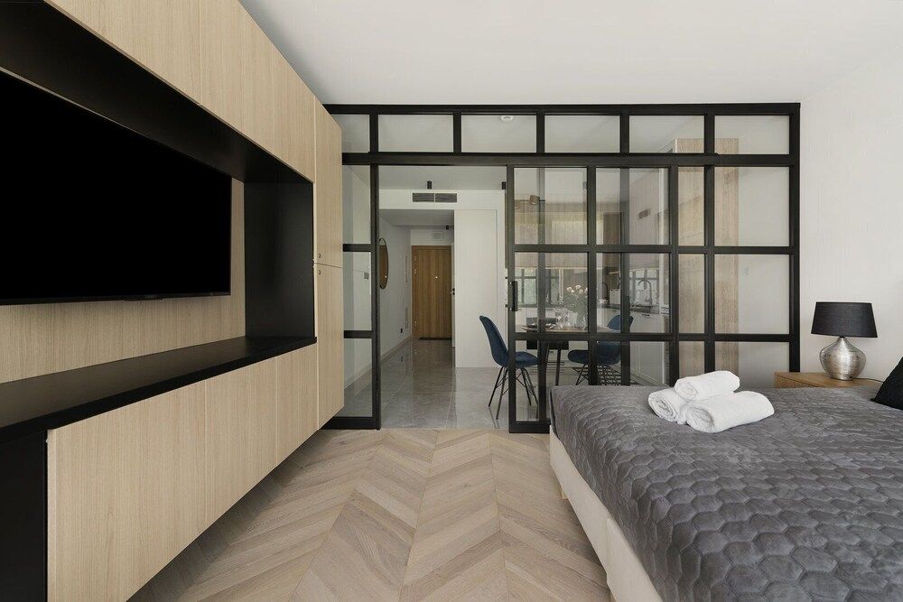 Easy Rent Apartments - GOLD 36 Design Studio Suite 9