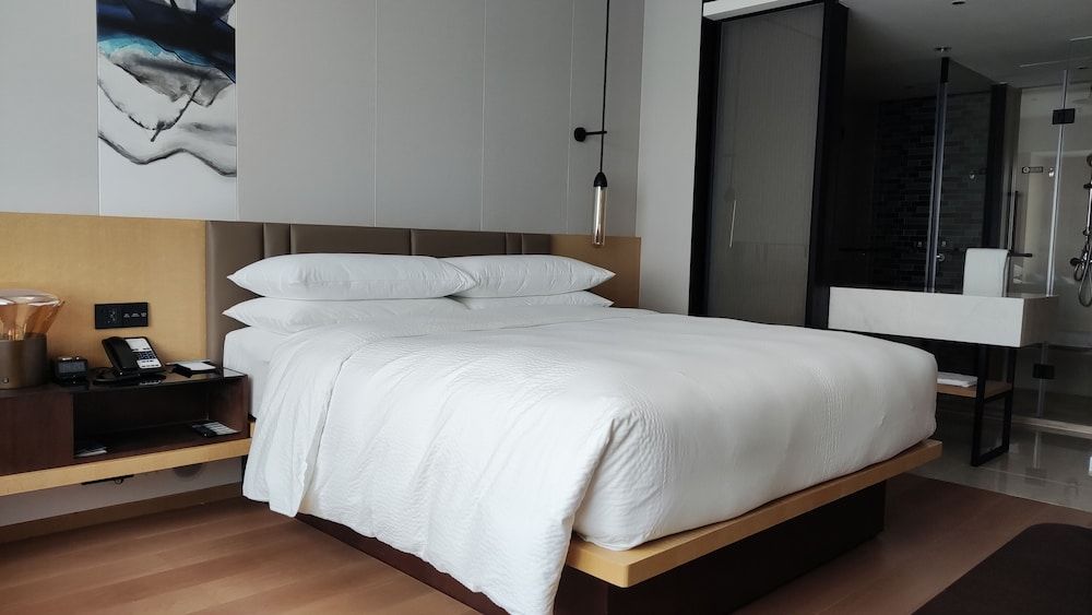 Deluxe Room, 1 King Bed, City View