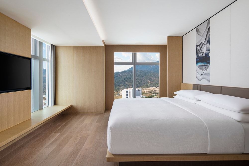 Suite, 1 King Bed, City View