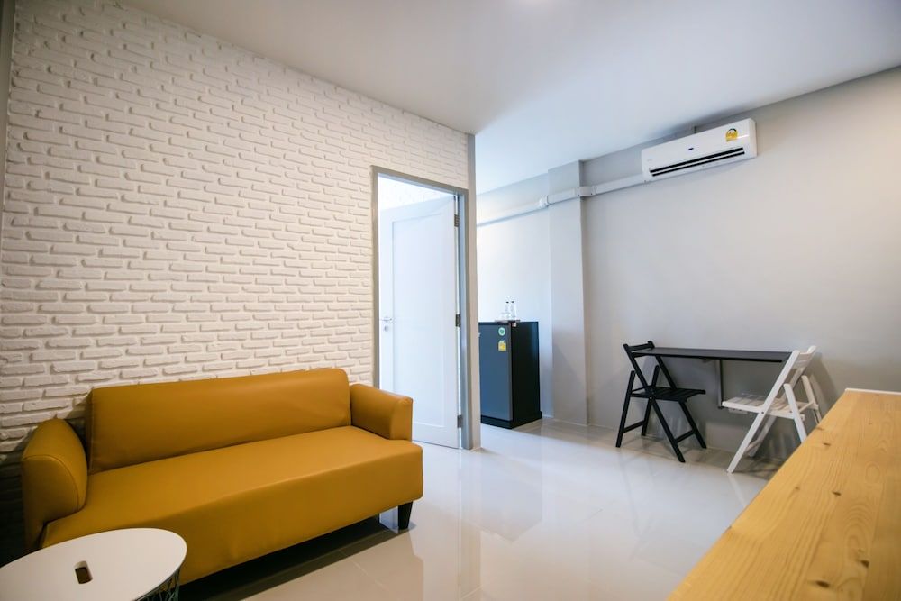 Fine Bed Hotel Deluxe Double Room 4