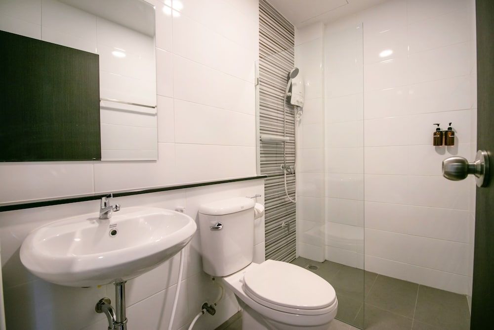 Fine Bed Hotel Deluxe Double Room 3