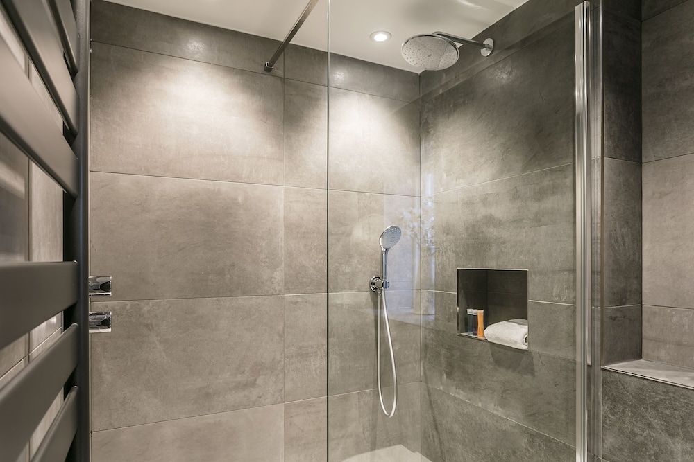 The Lodge Rooms @ Carus Green Luxury Double Room, Ensuite (Lodge 5 - Rydal) 6