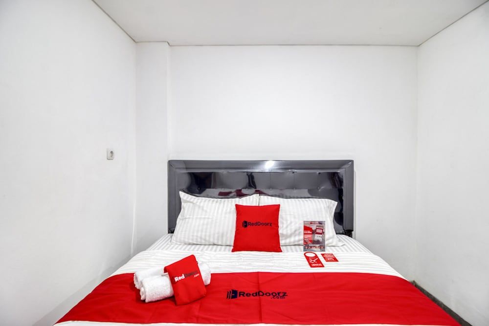 Double Room (RedDoorz)