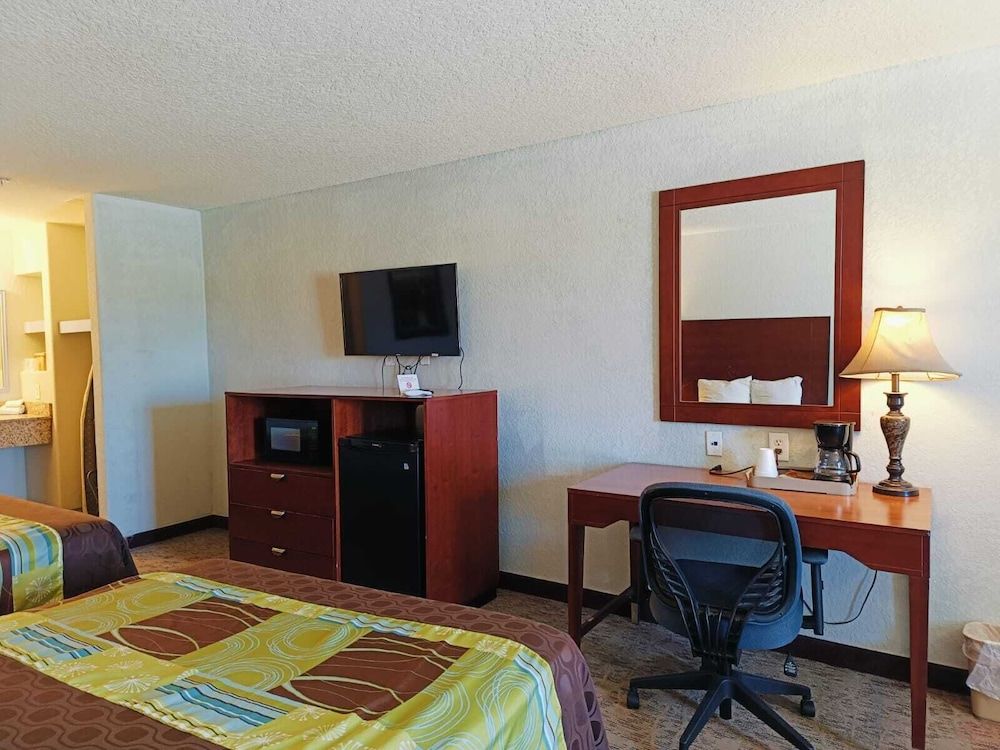 Hotel O Bien Venido Pearsall I-35 2 Queen Beds with Sofa Bed 6