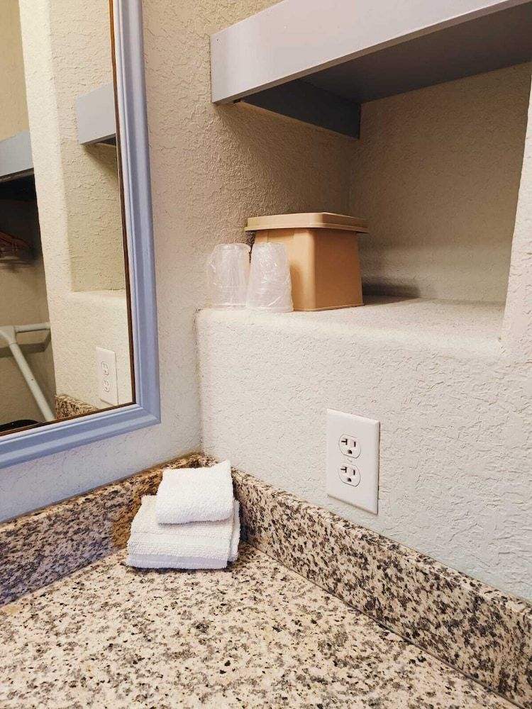 Hotel O Bien Venido Pearsall I-35 2 Queen Beds with Sofa Bed 4