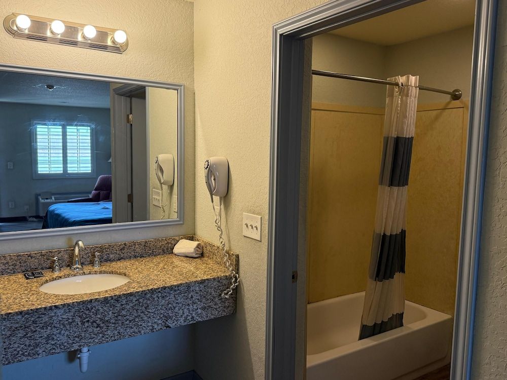 Hotel O Bien Venido Pearsall I-35 Room, 1 King Bed 4