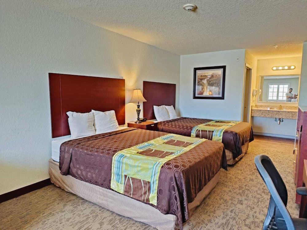 Hotel O Bien Venido Pearsall I-35 2 Queen Beds with Sofa Bed
