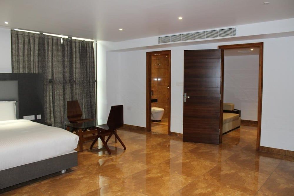 Hotel Hills Suite, City View