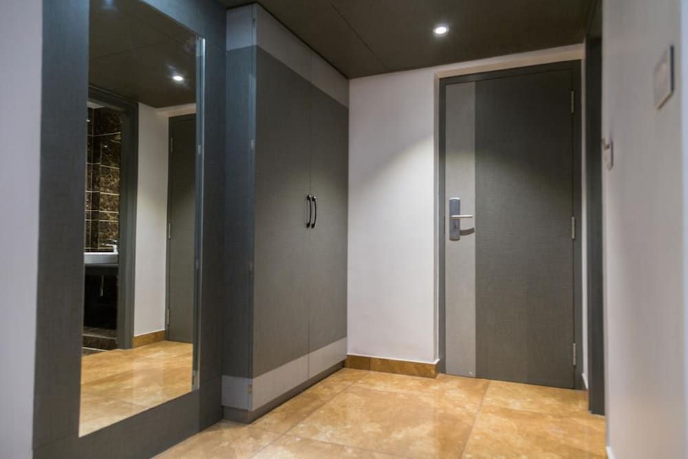 Hotel Hills Premium Room, 1 Queen Bed, City View 6