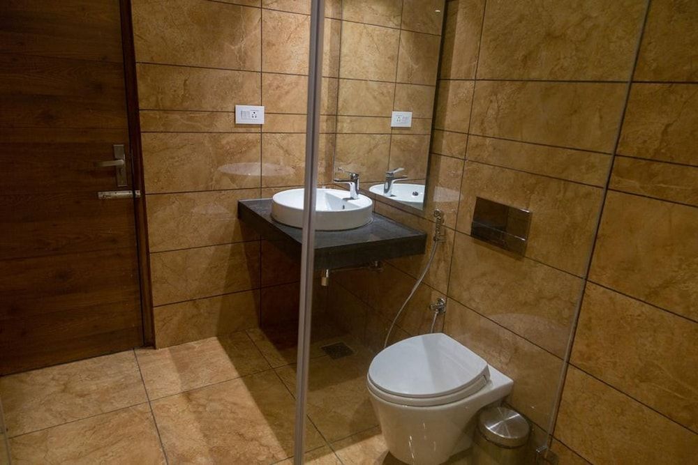 Hotel Hills Premium Room, 1 Queen Bed, City View 7