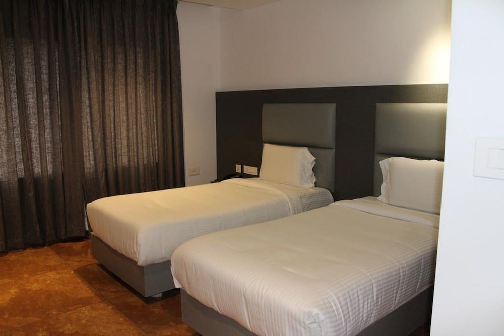 Hotel Hills Executive Room, Multiple Beds, City View 2