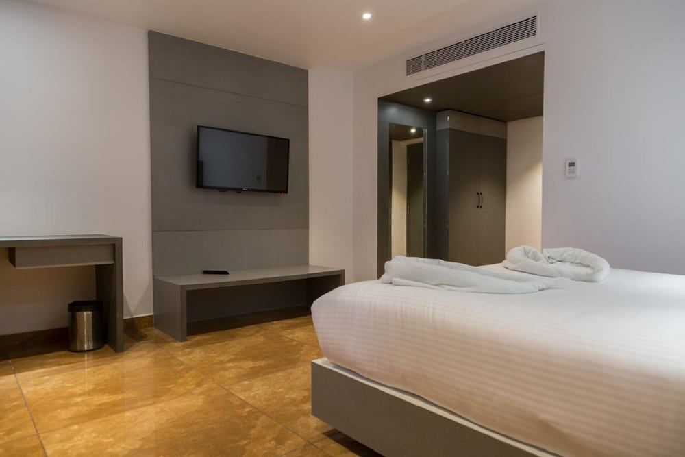 Hotel Hills Premium Room, 1 Queen Bed, City View 3