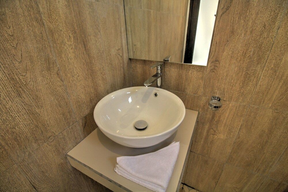 JnJ Guest House Deluxe Twin Room 8