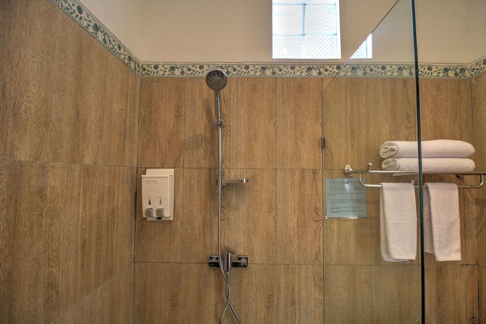 JnJ Guest House Deluxe Twin Room 9