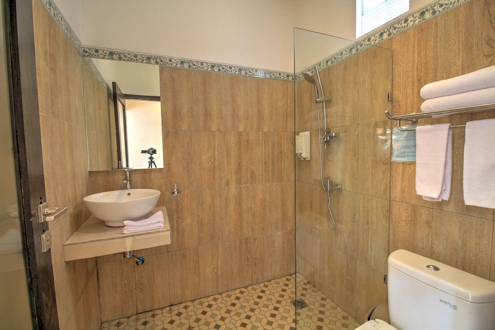 JnJ Guest House Deluxe Twin Room 7