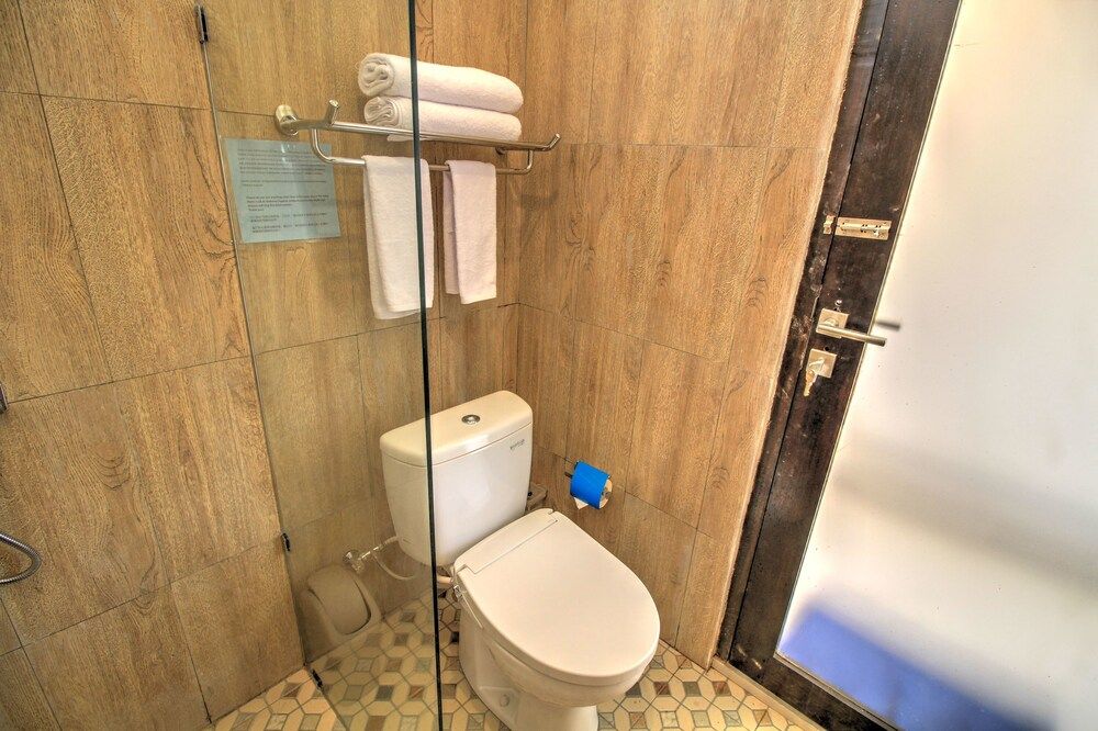 JnJ Guest House Deluxe Twin Room 6