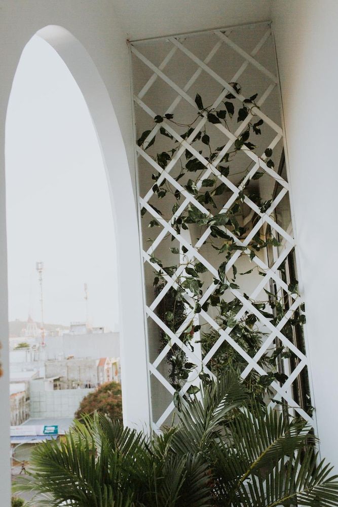 Marina Hotel Deluxe Family Room 9