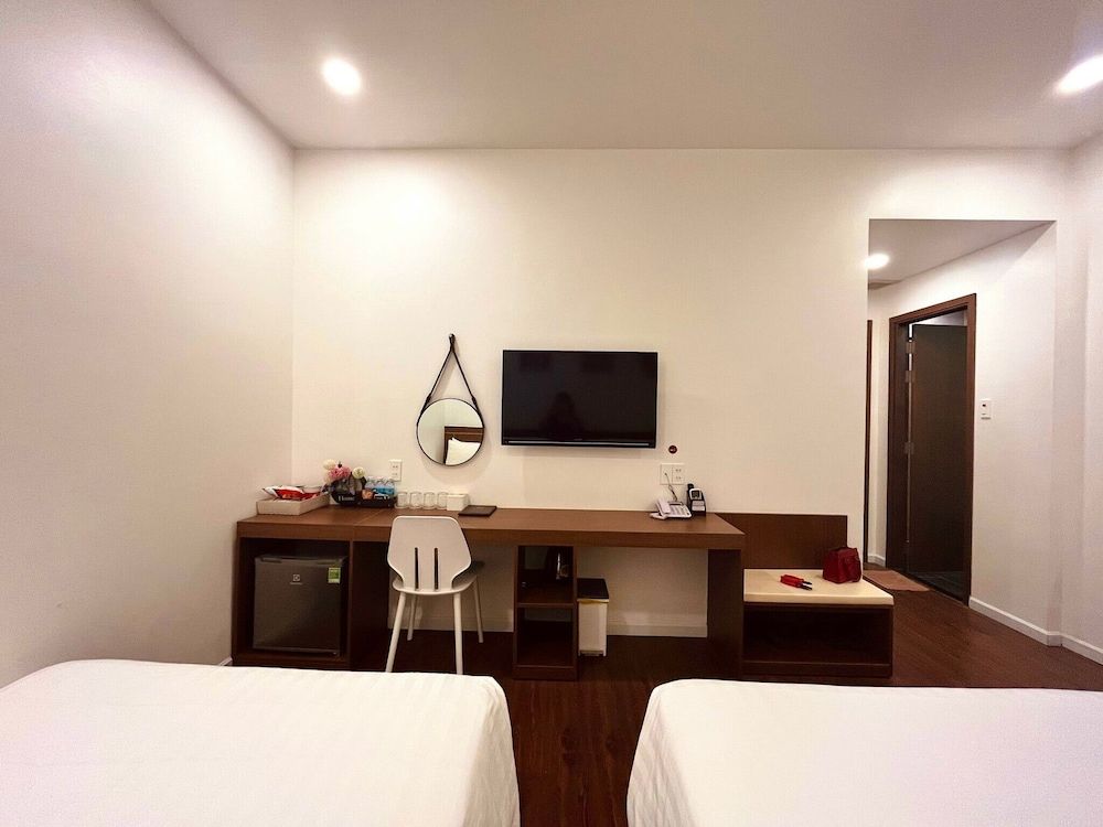 Marina Hotel Superior Quadruple Room 13